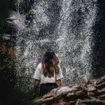 Frau steht vor dem Wasserfall Los Tres Cascadas mitten im Dschungel von Boquete auf dem Abenteuer Panama
