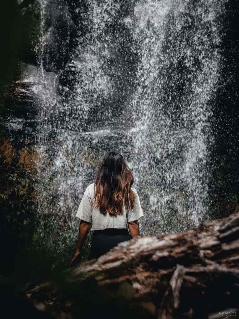 Frau vor einem Wasserfall in Panama