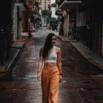 Frau läuft durch die Straßen des historischen Panama City Viertels.