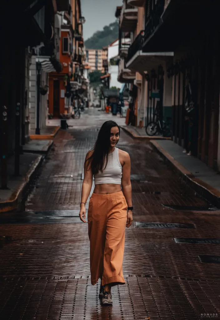 Junge Frau läuft durch die Straßen des historischen Panama City Viertels.
