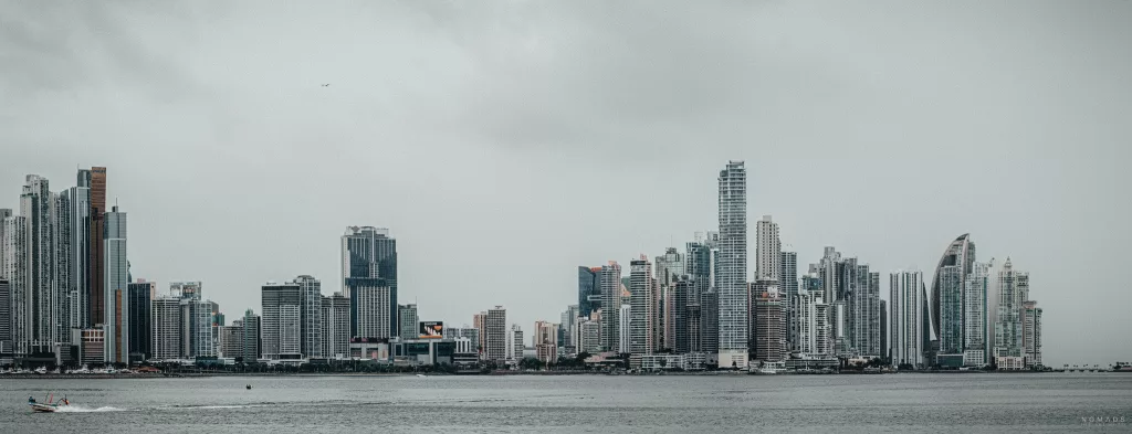 Moderne Skyline von Panama City, eingebettet zwischen Wolkenkratzern. Die dynamische Metropole im Herzen Panamas.