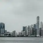 Moderne Skyline von Panama City, eingebettet zwischen Wolkenkratzern