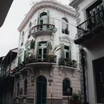 Historisches Gebäude in der Altstadt Panama Citys bei regnerischem Wetter.