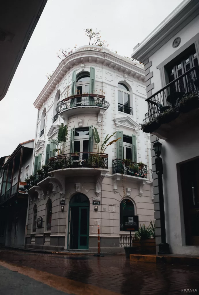 Historisches Gebäude in der Altstadt Panama Citys bei regnerischem Wetter.