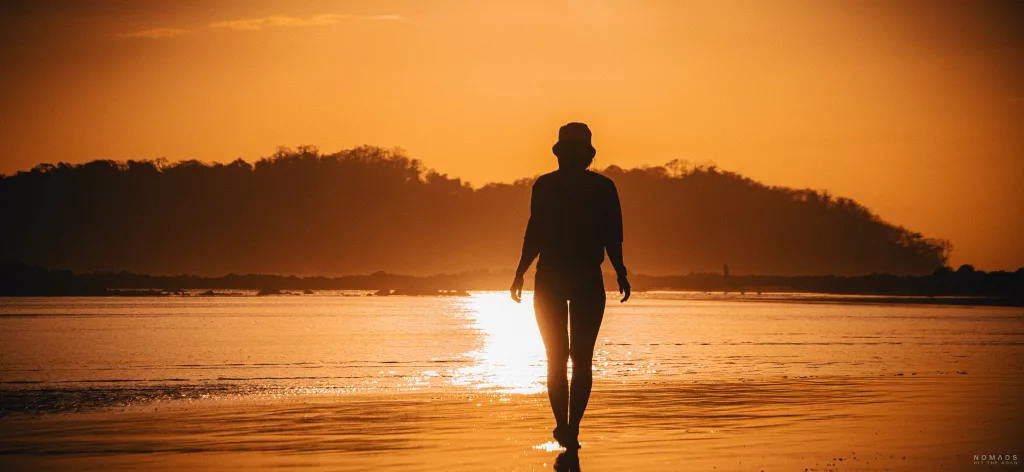 Sonnenuntergang in Santa Catalina. Wundervolle Spiegelungen am Strand und eine Person, die am Strand läuft. 