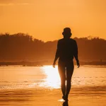 Frau am Strand von Santa Catalina in Panama bei Sonnenuntergang