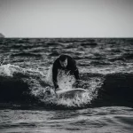 Surfer in den Wellen vor Santa Catalina Beach