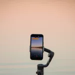 Handy nimmt Video vom Sonnenuntergang am Lake Oanob in Namibia auf.