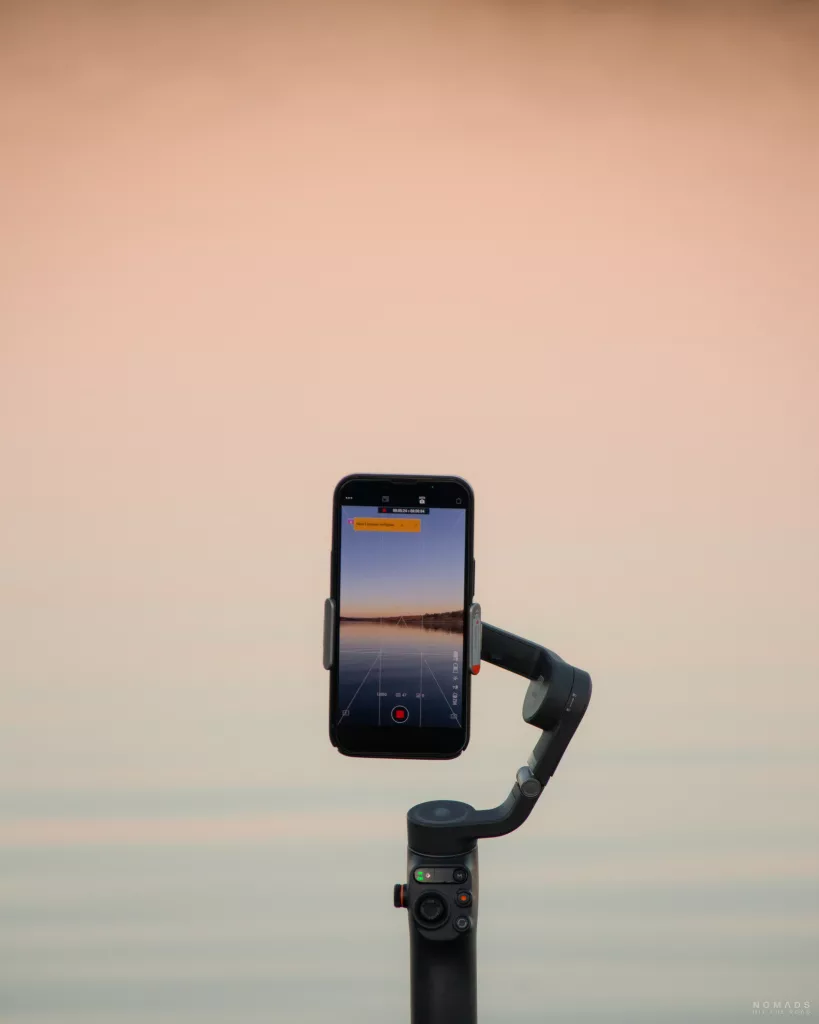 iPhone nimmt ein Video vom Sonnenaufgang am Lake Oanob in Namibia auf.