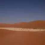 Blick ins Deadvlei umgeben von Sanddünen