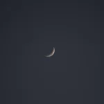 Halbmond bei Nacht am Lake Oanob in Namibia