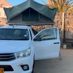 Auto mit aufgestelltem Dachzelt