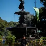 Angel of the waters im Central Park mit Frau davorsitzend