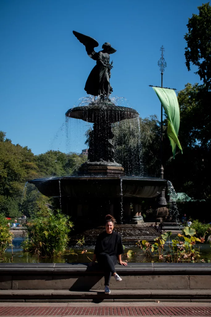 Angel of the waters im Central Park mit Frau davorsitzend
