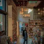Frau innerhalb des Buchladens Books are magic in New York City