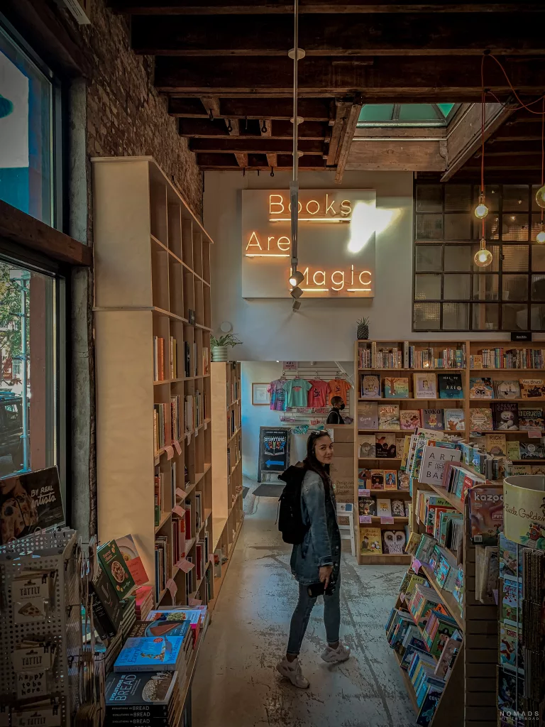 Frau innerhalb des Buchladens Books are magic in New York City