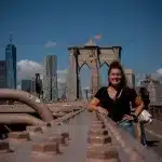 Frau posierend auf Brooklyn Bridge in New York City