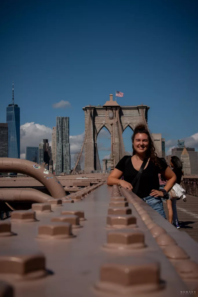 Frau posierend auf Brooklyn Bridge in New York City