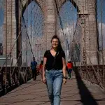 Frau auf Brooklyn Bridge in New York City