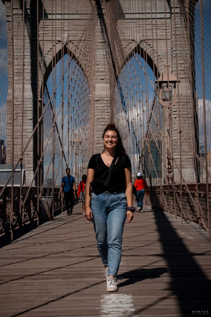 Frau auf Brooklyn Bridge in New York City