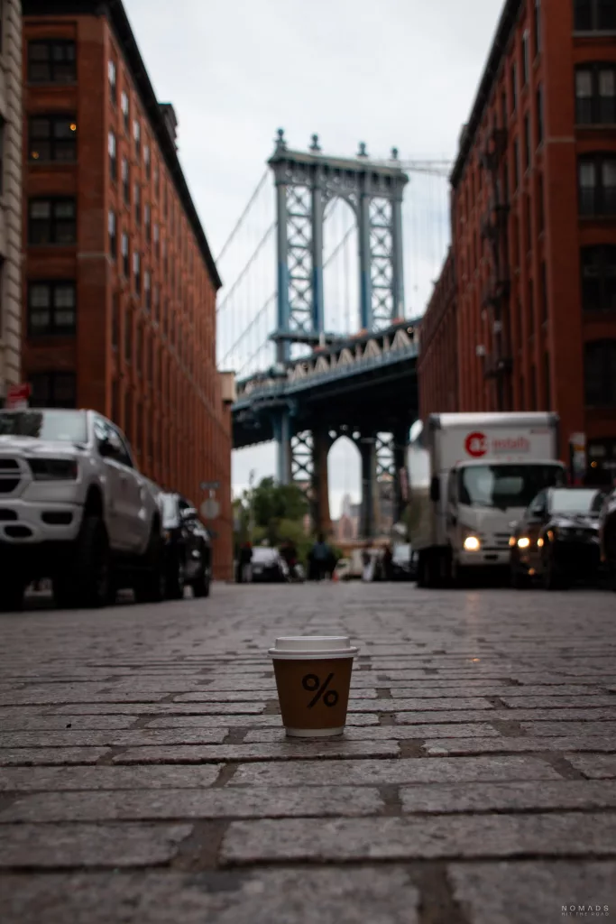 Dumbo Manhattan Bridge View Aussichtspunkt mit einem Kaffeebecher von Arabica auf der Straße im Vordergrund