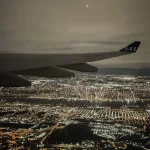 Blick aus einem SAS Flugzeug auf New York City beim Starten