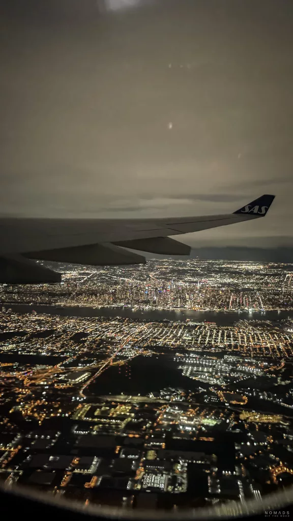 Blick aus einem SAS Flugzeug auf New York City beim Starten