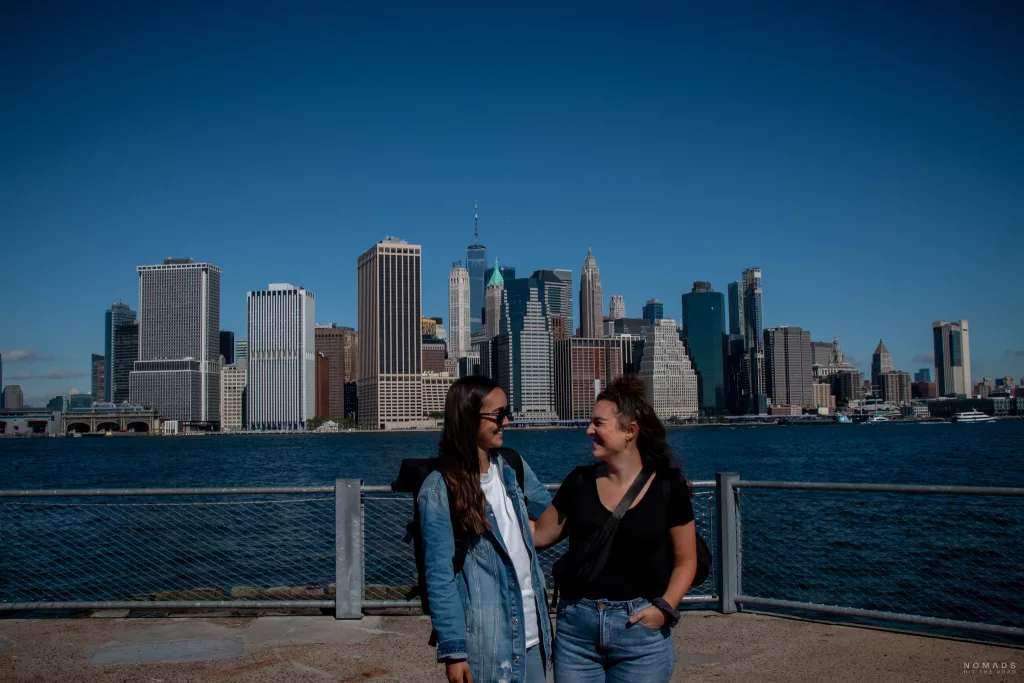 Skyline von Manhattan im Hintergrund und im Vordergrund zwei Frauen