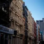 Straße mit Gebäuden links in Soho