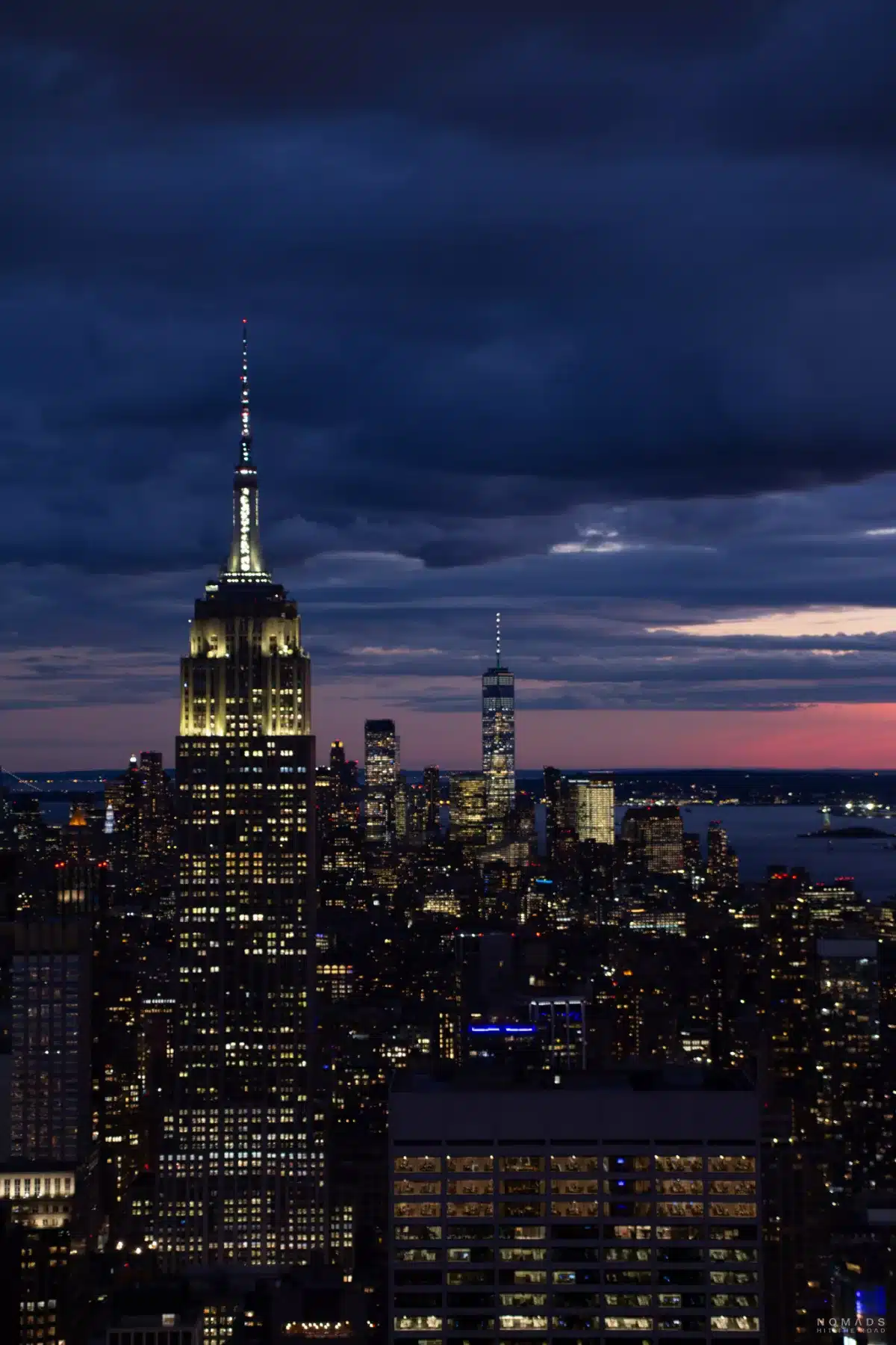Ausblick vom Rockefeller Center im Dunkeln auf das Empire State Building