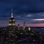 Ausblick vom Rockefeller Center im Dunkeln auf das Empire State Building