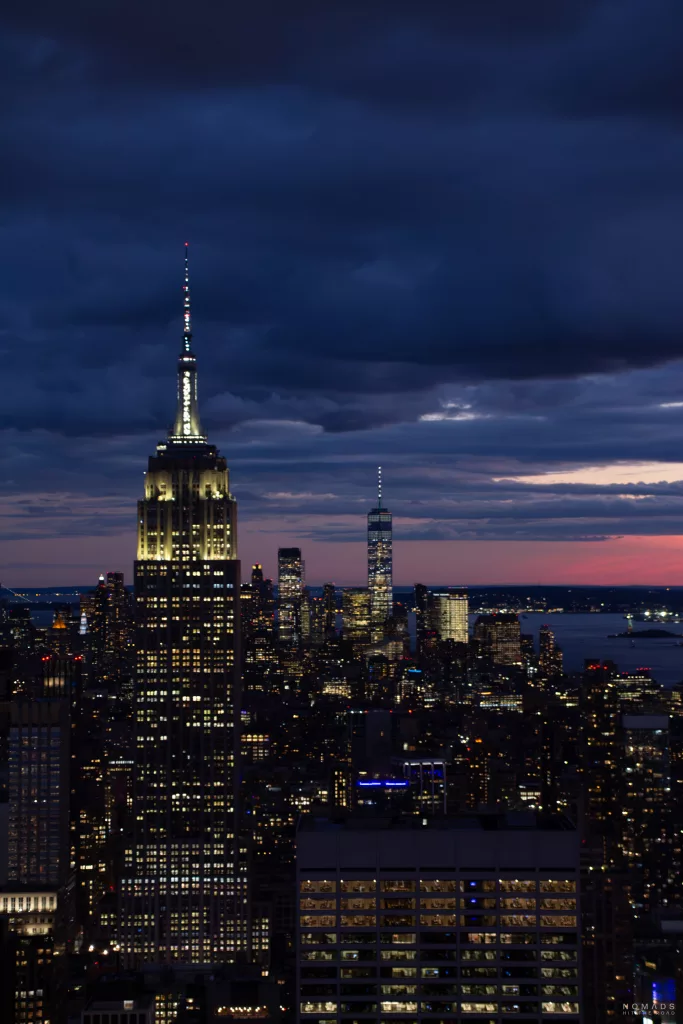 Ausblick vom Rockefeller Center im Dunkeln auf das Empire State Building