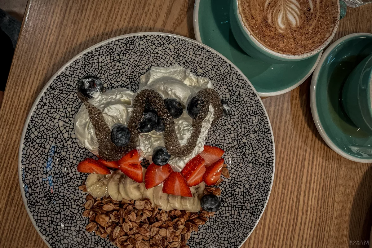 Frühstück Citizens of Soho mit Joghurt, Granola, Obst und Kaffee