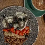 Vielfältigkeit der verschiedenen Essens-Kulturen in New York City: Frühstück Citizens of Soho mit Joghurt, Granola, Obst und Kaffee