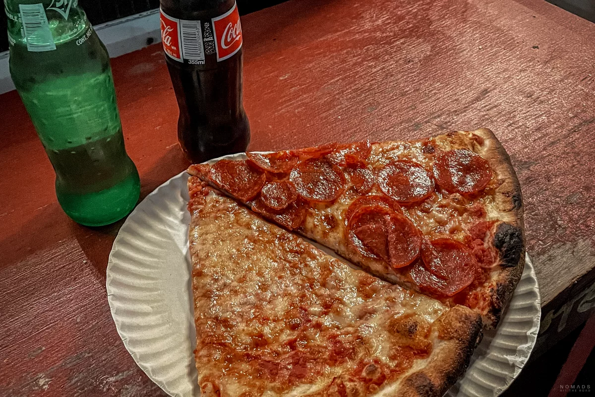 Zwei Stücke Pizza von Joe’s Pizza