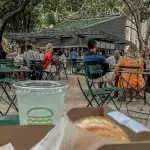 Shake Shack im Madison Square Garden mit Burger und Getränk