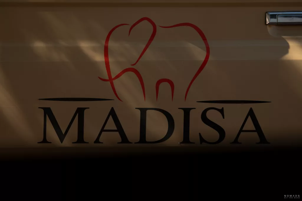 Madisa Schriftzug mit Elefant
