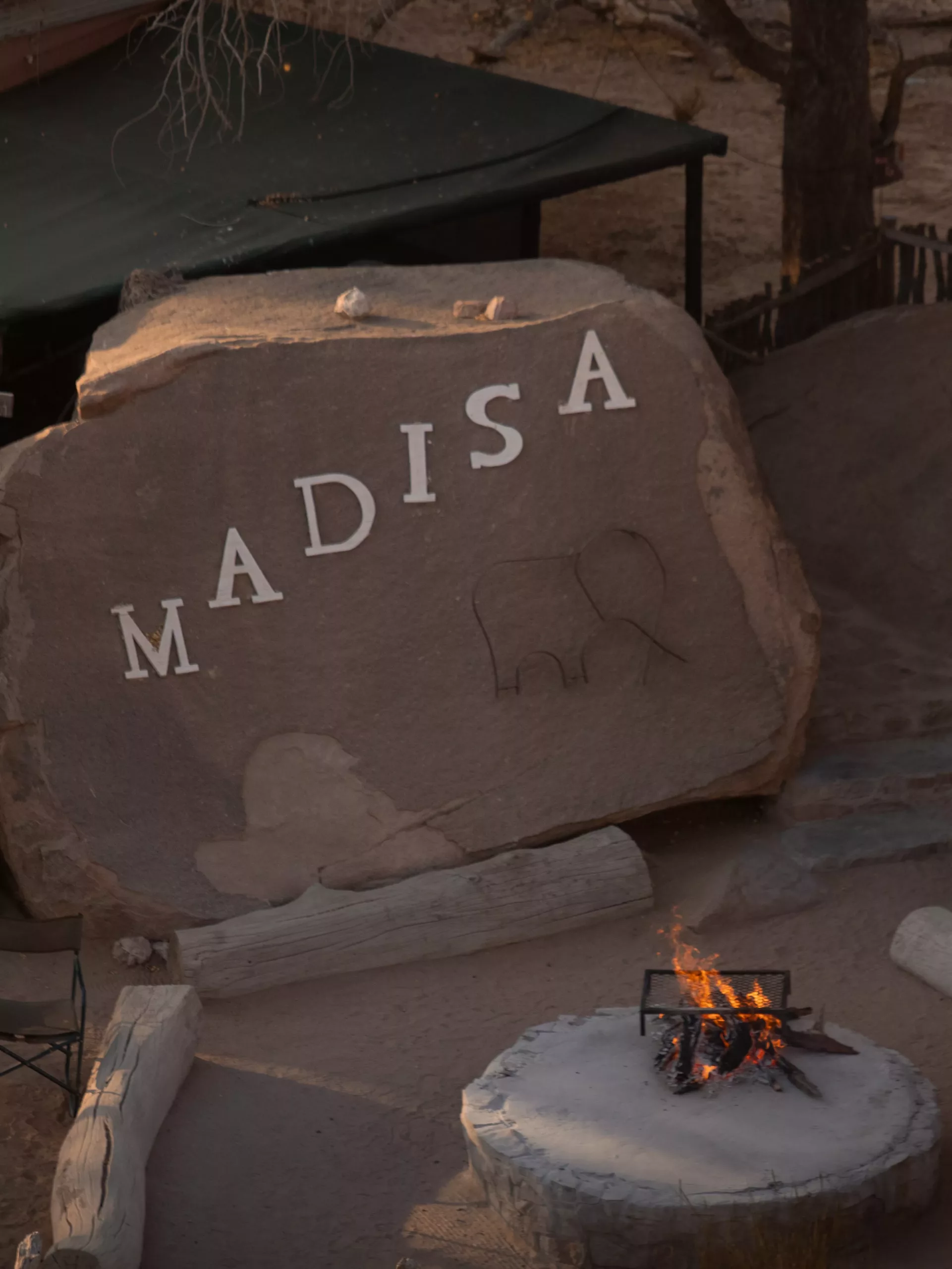 Madisa Schriftzug auf Stein