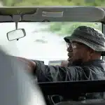 Guide erklärt während einer Safari im Onguma Game Reserve die Umgebung