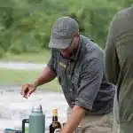 Ein Guide des Onguma Game Reserve bereitet Kaffee und Amarula für die Gäste während eines Morning Drives vor.