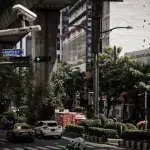 Volle Straße mit Autos und Rollern in Bangkok