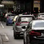 Volle Straße mit Autos in Bangkok