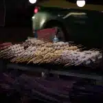 Gegrillte Fleisch-Spieße auf Nachtmarkt in Bangkok