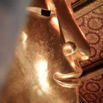 Gesicht vom goldenen Buddha im Wat Pho in Bangkok