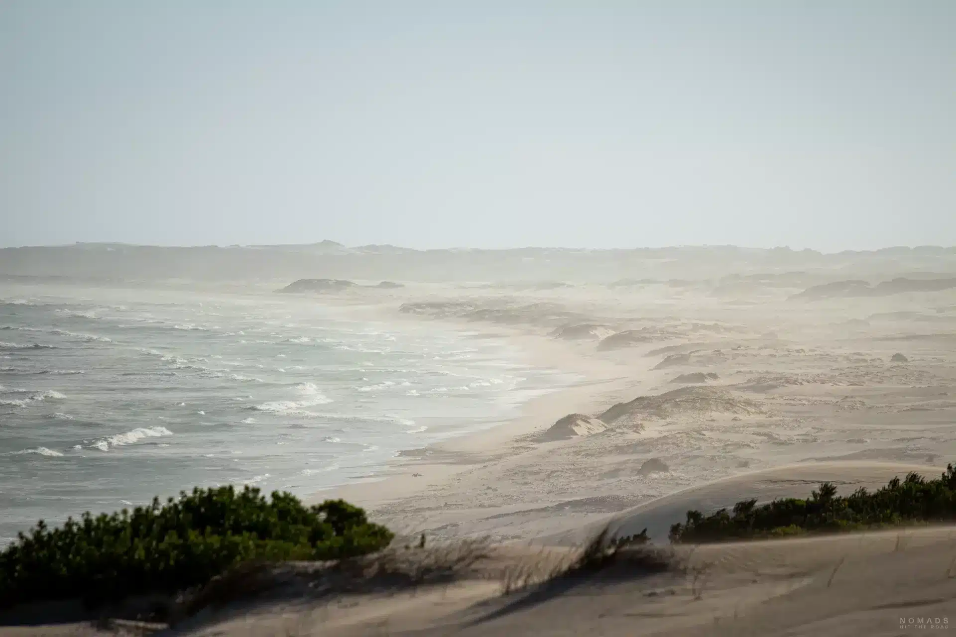Ausblick von Düne auf Meer und Strand im De Hoop Nature Reserve auf der Garden Route
