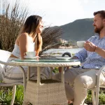 Paar auf Terrasse am Tisch sitzend in Knysna