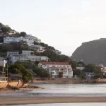 Blick auf idyllische Lagune in Knysna mit Häusern im Hintergrund