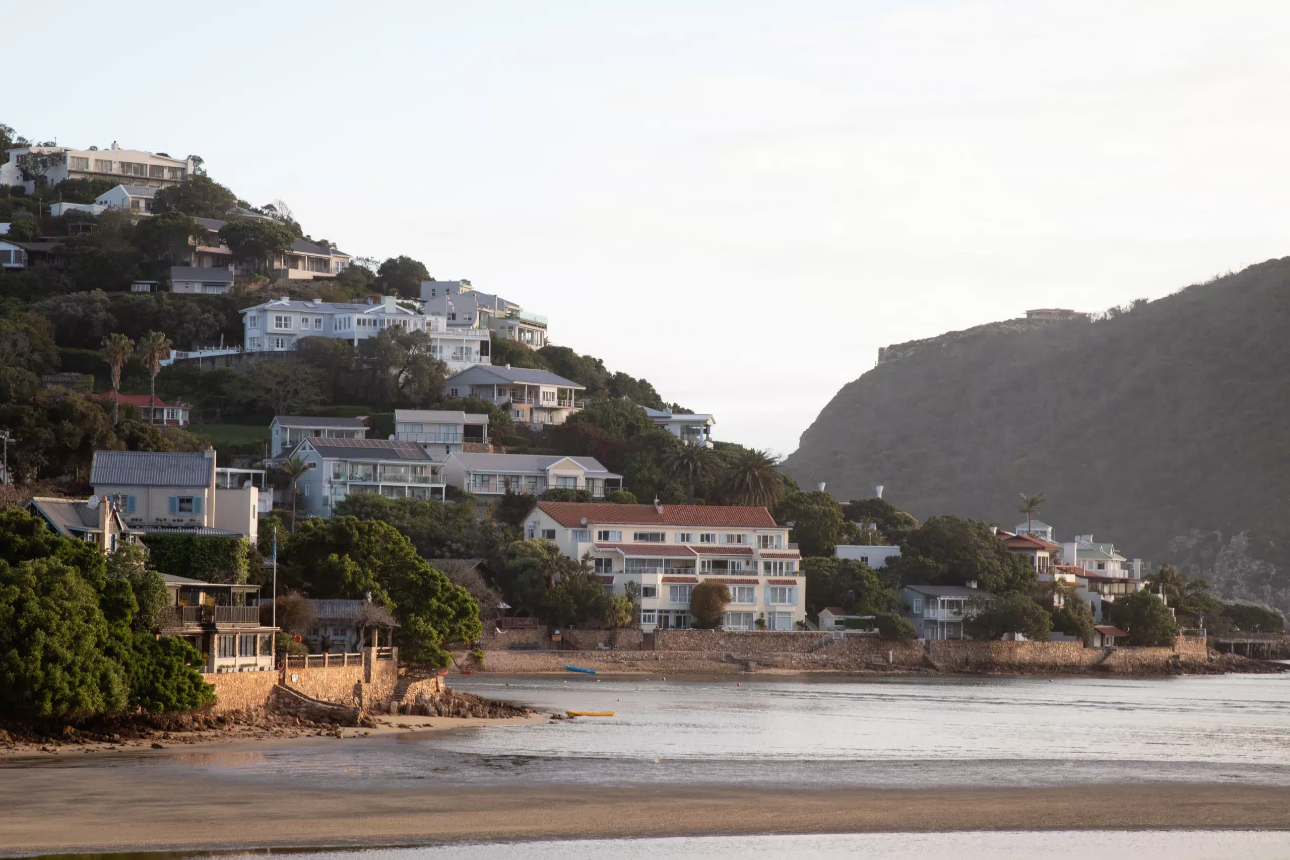 Blick auf idyllische Lagune in Knysna mit Häusern im Hintergrund