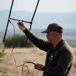 Guide sucht mit einem Empfänger das Signal der Raubkatzen während des Geparden Trackings