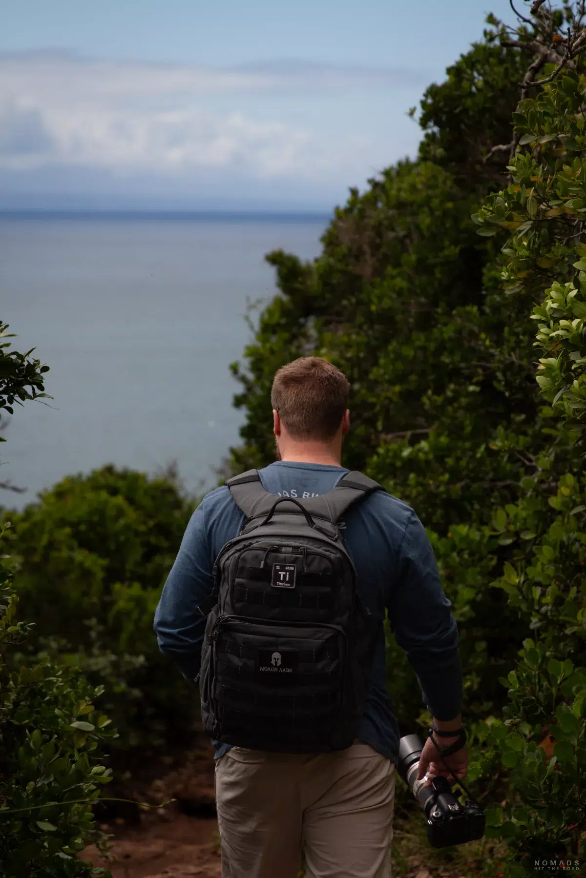 Mann mit Rucksack wandert auf dem Robberg Trail in Plettenberg Bay auf der Garden Route